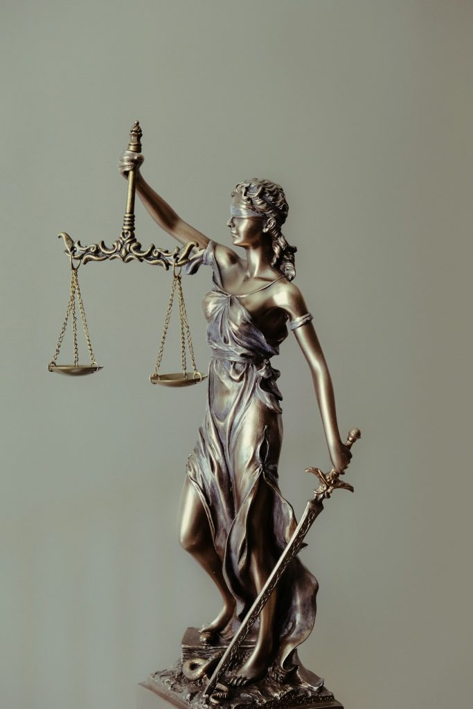 Karar İncelemesi: Eşit Kusur Hâlinde Boşanmada Tazminat İstenebilir mi?